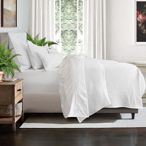 Couvre-lit Hannah blanc - Fabriqué au Canada par Colcha Linens – Image 2