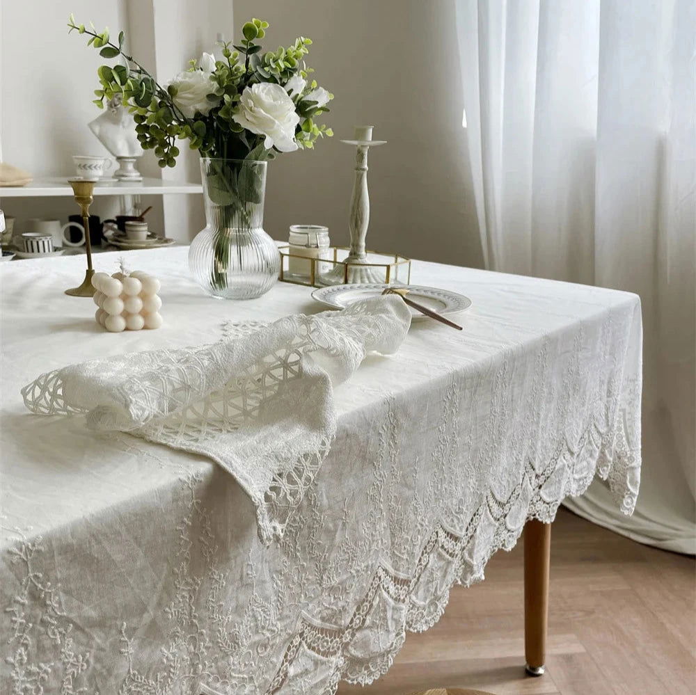 Nappe Carrée en coton brodé à dentelle et motif floral classique – Image 3