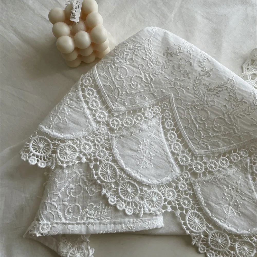 Nappe Carrée en coton brodé à dentelle et motif floral classique – Image 6