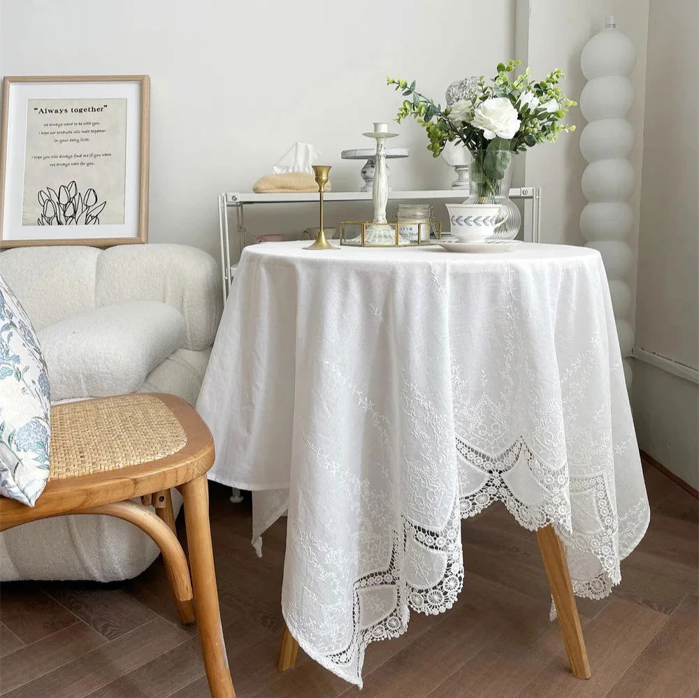 Nappe Carrée en coton brodé à dentelle et motif floral classique – Image 9
