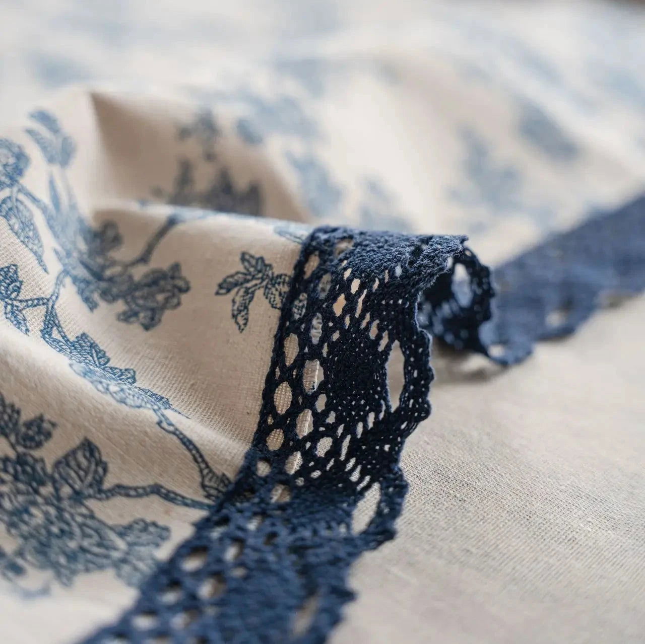 Nappe carrée coton lin à motif floral et dentelle – Image 11