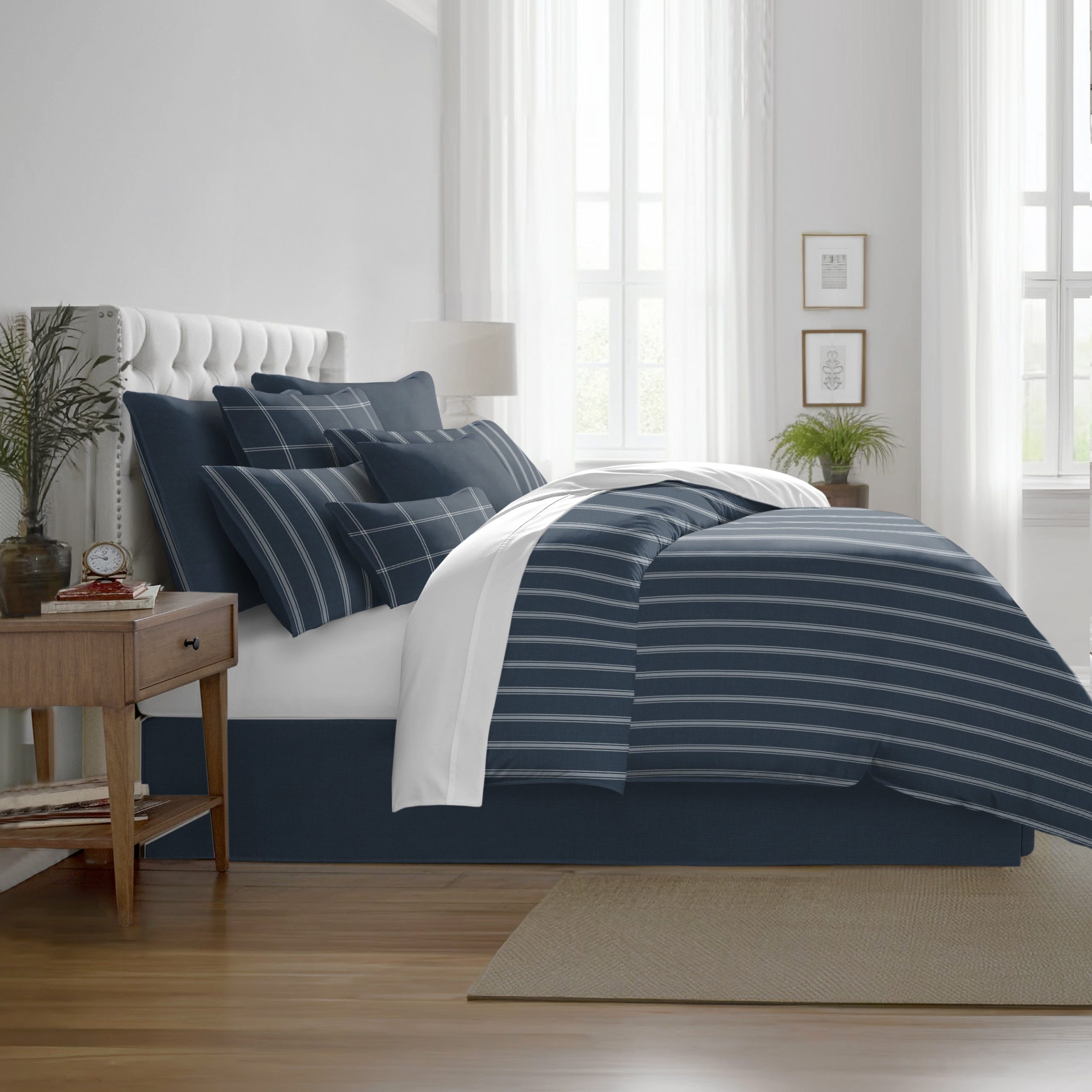 Couvre-lit Shay Broad rayé marine - Fabriqué au Canada par Colcha Linens – Image 2
