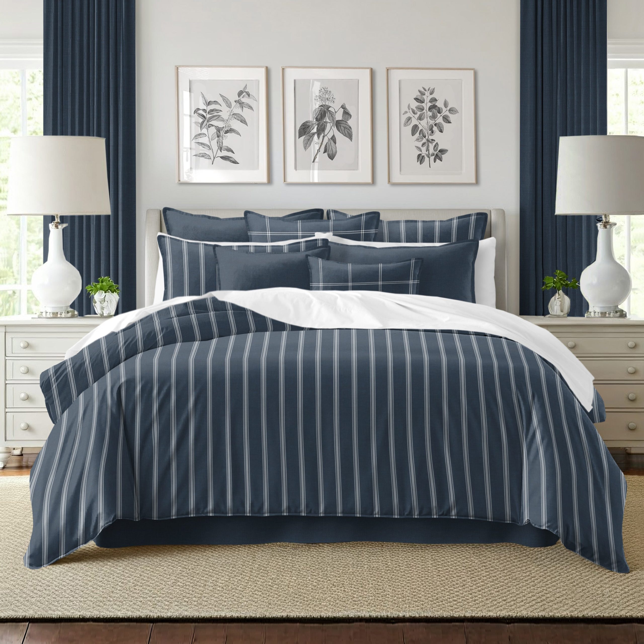 Couvre-lit Shay Broad rayé marine - Fabriqué au Canada par Colcha Linens – Image 3