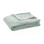 Jeté en tricot vert sauge NAJA  ( 50" x 60'')- Par Brunelli Jeté  ,disponible chez Literie-Déco et moi 