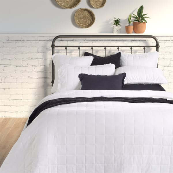 Couverture matelassée en lin piqué blanc POKE - Par Brunelli Couvre-lit ,disponible chez Literie-Déco et moi