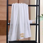 Linge de bain en coton motif couronne