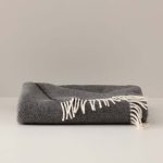 Jeté Skyline ( Gris foncé)  ( 55''x 70'') Jeté  ,disponible chez Literie-Déco et moi 