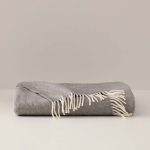 Jeté Skyline ( Gris pâle )  ( 55''x 70'') Jeté  ,disponible chez Literie-Déco et moi 