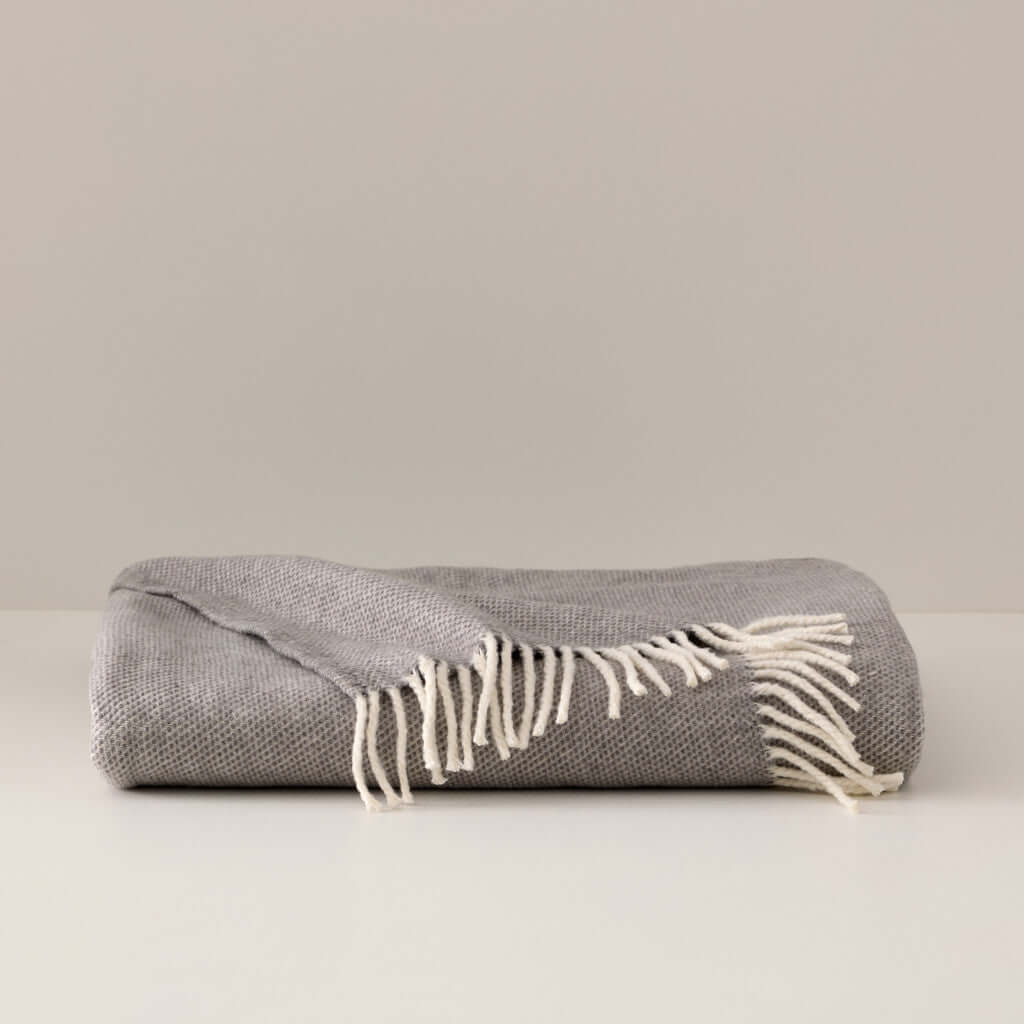 Jeté Skyline ( Gris pâle ) ( 55''x 70'') Jeté ,disponible chez Literie-Déco et moi