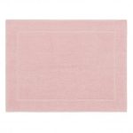 Tapis de bain teinte rose délicat